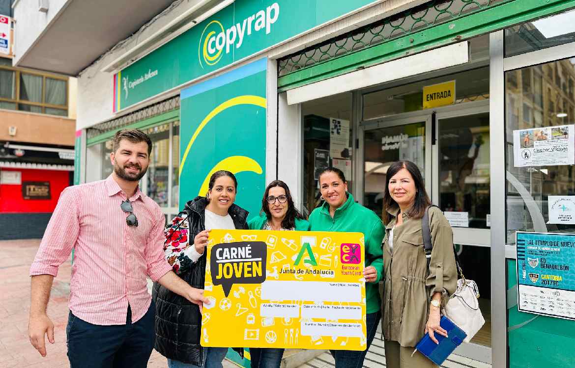 El Ayuntamiento de Rincón de la Victoria lanza una campaña para promover el Carné Joven y el consumo en el comercio local