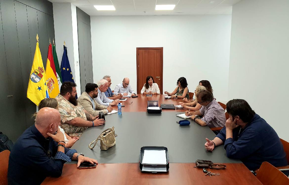 El Ayuntamiento de Rincón de la Victoria reúne a una amplia representación de asociaciones y empresarios en la III Mesa de Trabajo Sectorial de Comercio