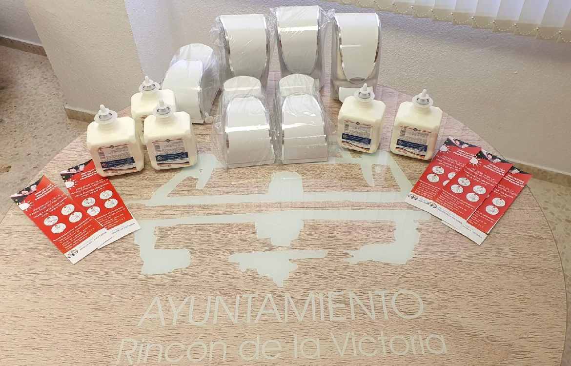 El Ayuntamiento de Rincón de la Victoria dota a los trabajadores municipales de elementos de protección frente a las altas temperaturas