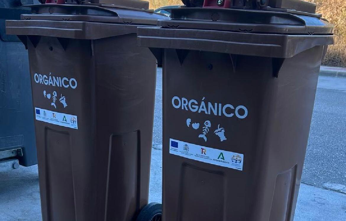 El Ayuntamiento distribuye nuevos contenedores de orgánico en pescaderías, chiringuitos y restaurantes de playa