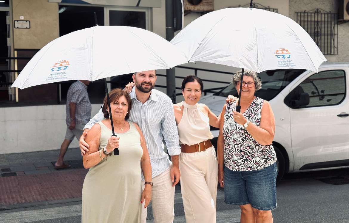 La Concejalía de Sanidad y Consumo de Rincón de la Victoria distribuye paraguas entre mayores para mitigar los efectos del calor extremo