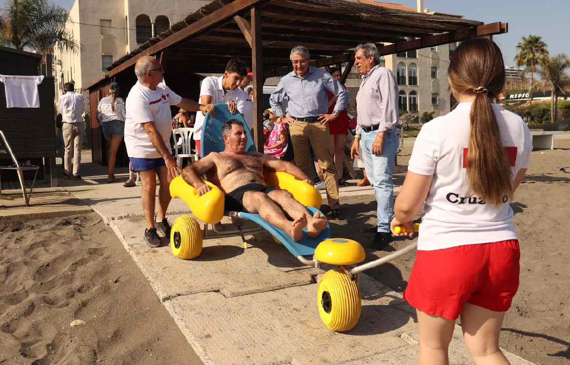Más de 300 personas están disfrutando este verano del baño asistido en las playas de Rincón de la Victoria