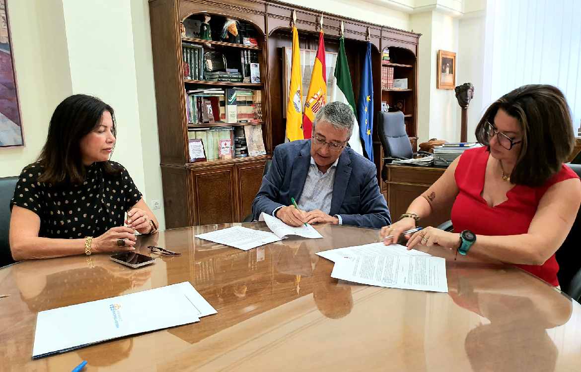 El Ayuntamiento de Rincón de la Victoria firma un convenio con la asociación Gesco Colonias Felinas para la gestión de capturas y alimentación de gatos comunitarios