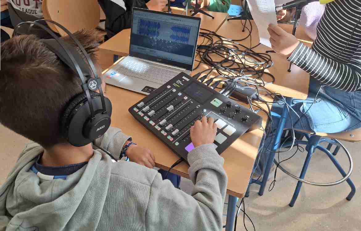 Alumnado de 6º de Primaria de Rincón de la Victoria participa en un taller de radio por la igualdad y los buenos tratos durante el mes de noviembre