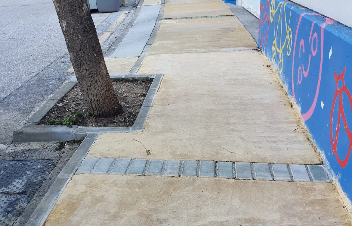 El Ayuntamiento de Rincón de la Victoria finaliza la reparación del acerado de acceso al CEIP María del Mar Romera