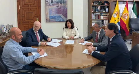 El Ayuntamiento firma con el Ilustrísimo Colegio Oficial de Veterinarios de Málaga una adenda de modificación del convenio de colaboración para la implantación y gestión de programas de control de colonias felinas a través del Método CER2