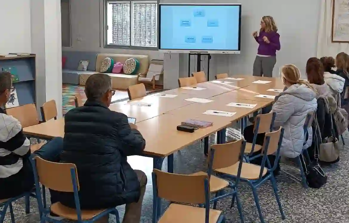 La Escuela Municipal de Familias de Bienestar Social forma a más de medio centenar de madres y padres en los últimos tres meses